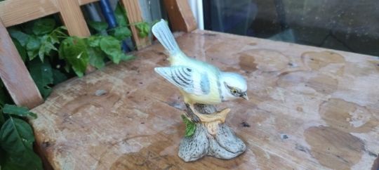 Crockery, trinkets, vases figurines