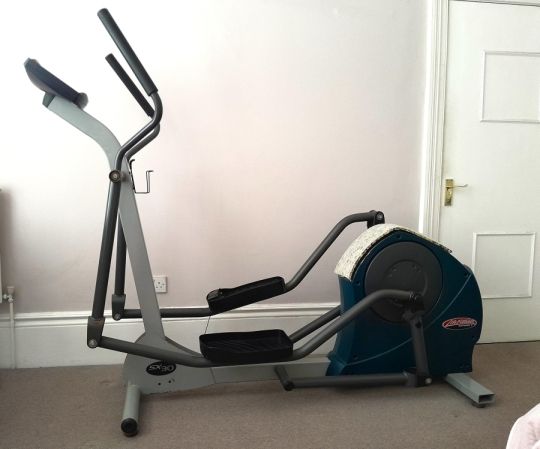 ELLEPTICAL CROSS TRAINER LIFE FITNESS (electrical)  FOR FREE