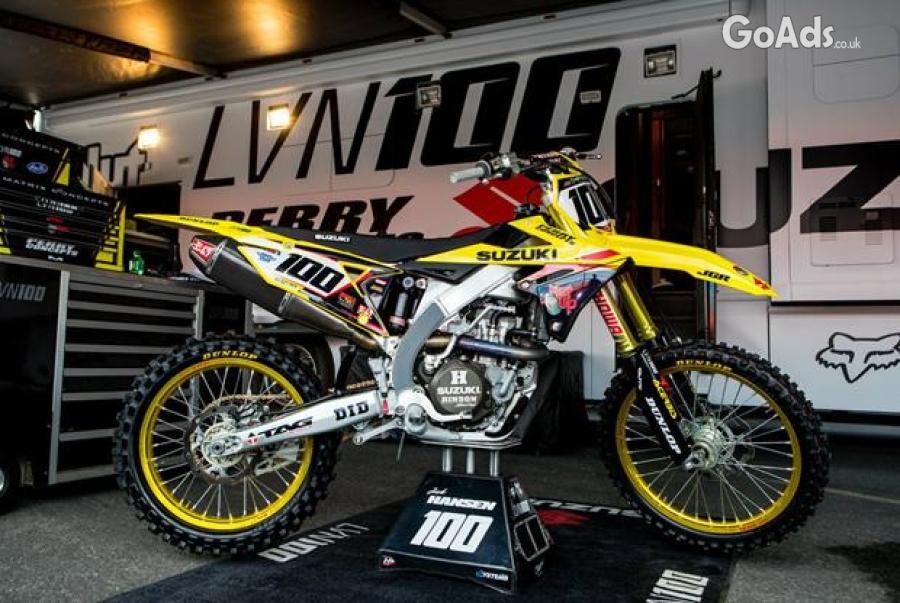 Make your dirt bike look more appealing with Suzuki graphics kit