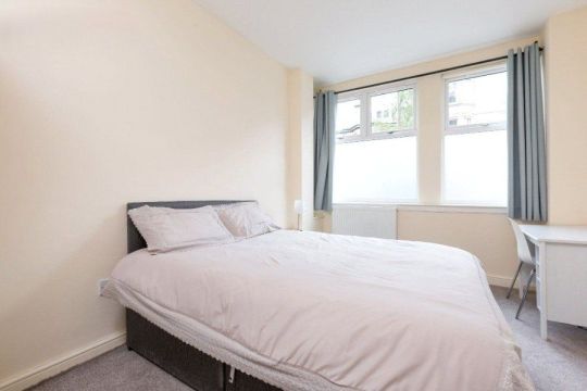Spacious Flat for Rent in Gilmore Place, Bruntsfield, Edinburgh