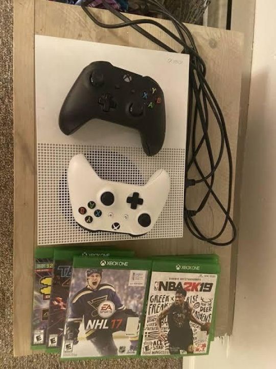Xbox game available with two Controllers